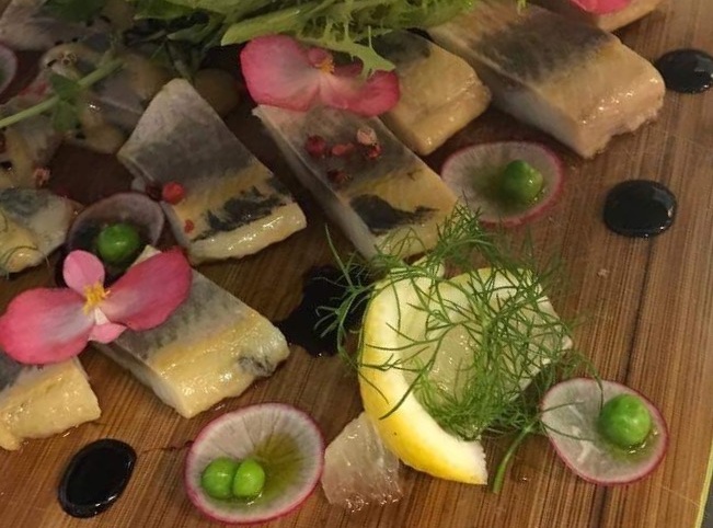 Restauracja Gryfon Śledź tradycyjny z oliwą pietruszkową
