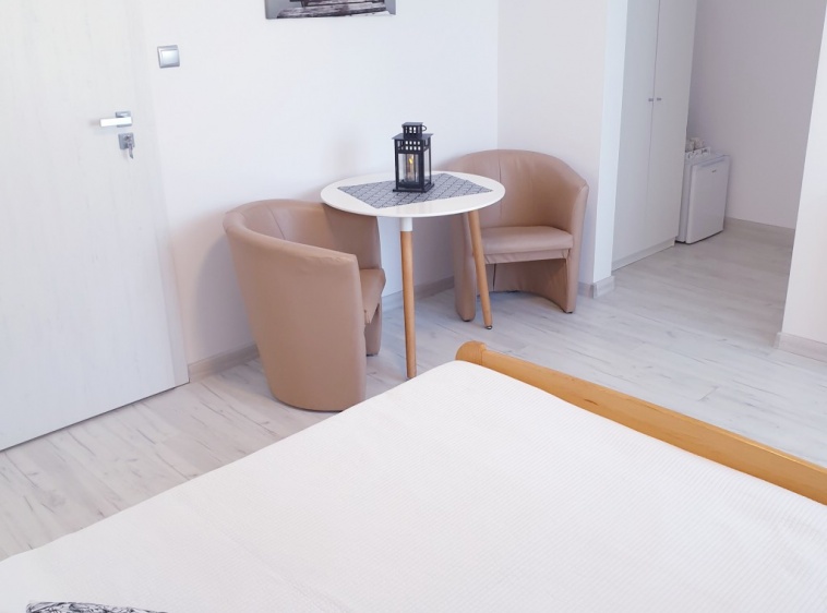 POKOJE GOŚCINNE GRAŻYNA GLEMBIN  Pokoj nr 3 /2 osobowy na parterze z tarasem